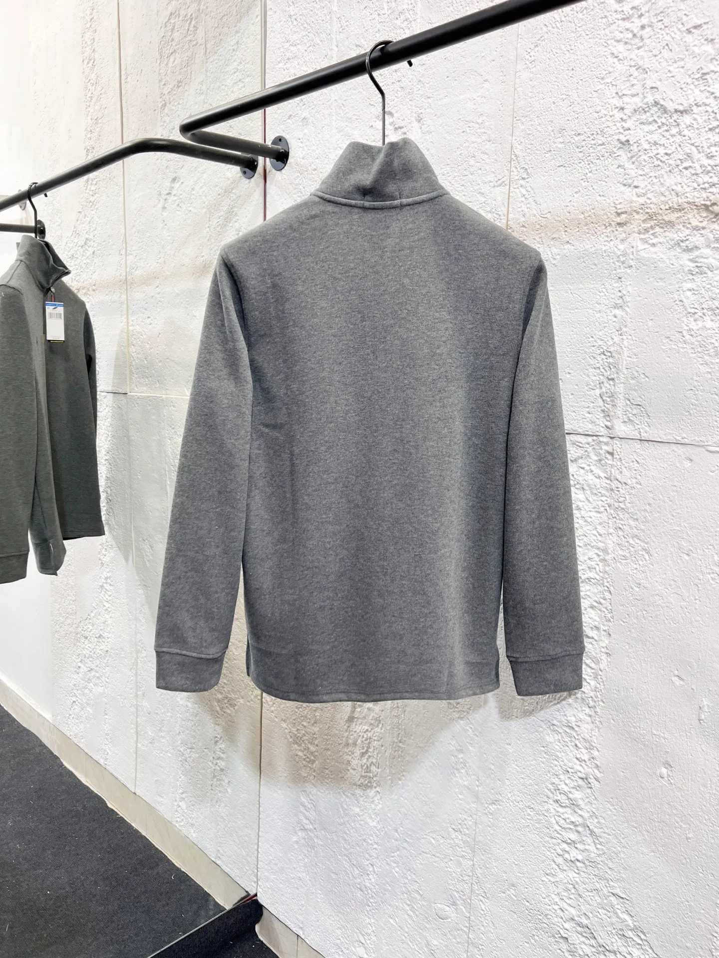 P196 Style number: T68 2235# Actual pictures! ! Ralph Lauren Minnie fabric long-sleeved half-zip sweatshirt. Color: black, oatmeal gray, camel, dark gray, light gray, navy blue, milk white. A total of 7 colors. Size: M-100-120 catties L-120-140 catties XL-140-160 catties 2XL-160-180 catties